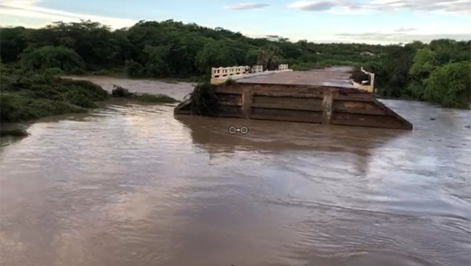   Estado decreta emergência para três municípios da região Central. Parte da rodovia de acesso da BR 304 a cidade de Santana do Matos foi levada pela Enxurrada na noite deste sábado, dia 20 de abril de 2019