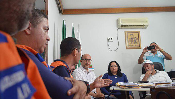   Técnicos da Defesa Civil reunidos na noite deste domingo, na cidade de Angicos, decidiram monitorar os açudes São Miguel 2 e Vavá 2, que estão ameaçando se romper, no caso de haver novas chuvas fortes na região conforme previsto pela EMPARN