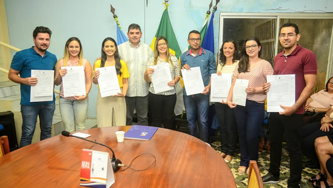   Reitor da Universidade do Estado Rio Grande do Norte (UERN), Pedro Fernandes deu posse a cinco técnicos de nível superior e três técnicos-administrativos de nível médio aprovados no concurso de 2016