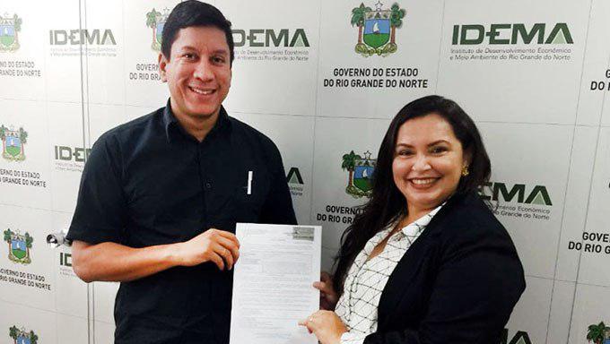 Imagem 1 -  Diretor geral do IDEMA, Leon Aguiar, entregou pessoalmente a licença de Instalação a Jucieny Barros, representante do Projeto Borborema no RN