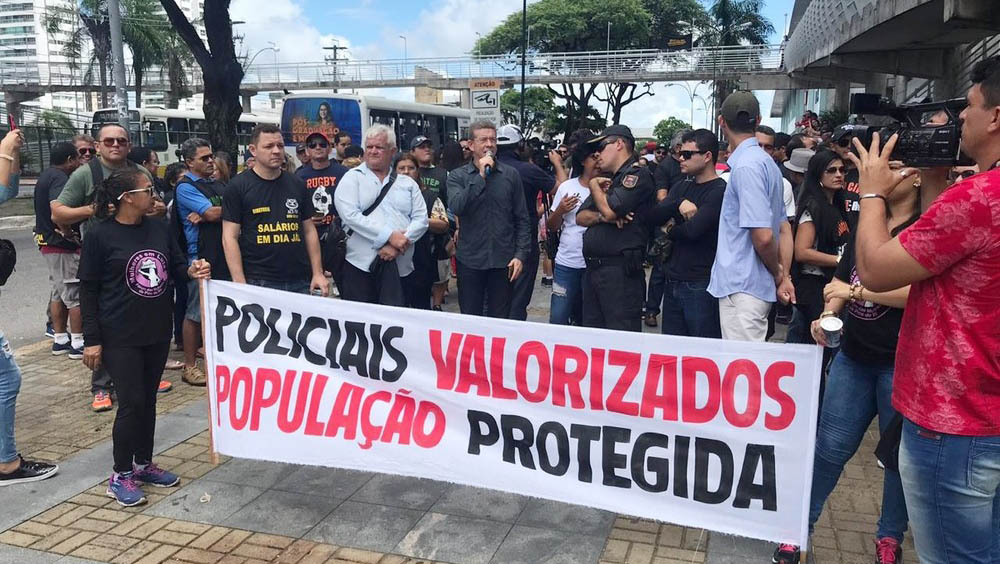   O governo do estado deve os salários de dezembro e o 13º de 2018 as três categorias.