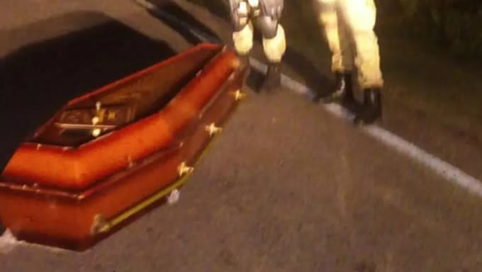   Um caixão com um corpo dentro caiu do carro funerário e ficou abandonado na RN-269, próximo à comunidade de Piquiri, em Canguaretama, na região Agreste potiguar. O caso foi registrado pela Polícia Militar na noite desta segunda-feira (22)