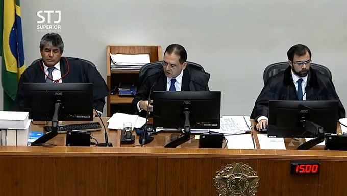   Os ministros da Quinta Turma do Superior Tribunal de Justiça ( STJ ) decidiram, por unanimidade, manter a condenação, mas reduzir a pena para oito anos, dez meses e 20 dias de prisão do ex-presidente Luiz Inácio Lula da Silva no processo do tríplex do Guarujá 