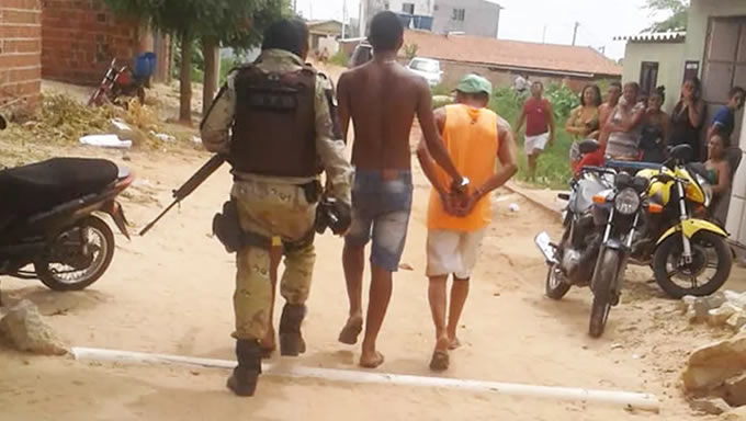   Um homem procurado pela Justiça morreu ao trocar tiros com policiais militares no início da tarde desta quarta-feira (24) em Ponta do Mel, distrito de Areia Branca
