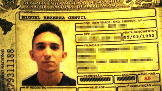  Miguel sofreu tiros na cabeça e morreu no local; outros dois jovens que estavam no local foram baleados e socorridos para o HRTM