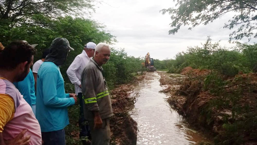   O Açude São Miguel II não corre mais risco de rompimento, segundo informou o tenente-coronel do Corpo de Bombeiros, Marcos Carvalho, coordenador da Defesa Civil Estadual informou, nesta quinta-feira (25). Um canal foi aberto para o escoamento da água do reservatório, diminuindo a vazão do sangradouro. “Moradores de Fernando Pedroza, Angicos, Santana do Matos e Ipanguaçu podem ficar tranquilos”, afirmou.