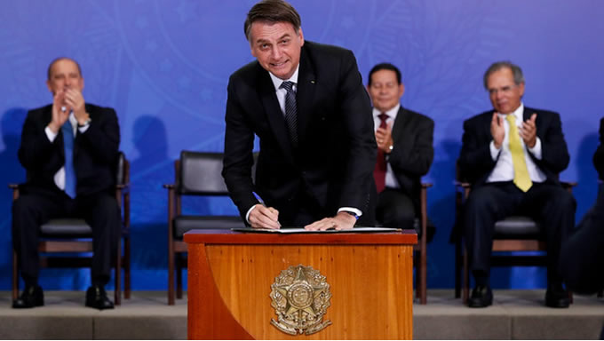   Em meio ao cenário de crise profunda que o Brasil se encontra, com o dólar batendo a casa dos R$3,96, somado aos ataques diários disparados por Carlos Bolsonaro ao vice-presidente da República, Hamilton Mourão, e o número de desempregados que ultrapassa 13 milhões, Bolsonaro resolveu celebrar o fim do horário de verão