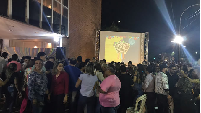   Repentistas, violeiros, sanfoneiros, danças populares, emboladores de coco, contação de histórias, teatro de bonecos, festival de literatura de cordel mirim e musicalização infantil. As apresentações dos festivais acontecem no Memorial da Resistência