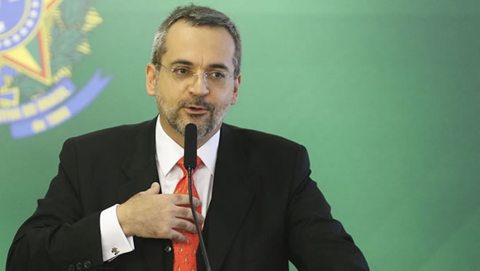   Após vetar uma campanha publicitária do Banco do Brasil com atores e atrizes negros, o presidente Jair Bolsonaro informou no Twitter que o ministro da Educação, Abraham Weintraub, "estuda descentralizar investimento em faculdades de filosofia e sociologia (humanas)"