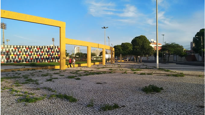   Na praça do estádio Leonardo Nogueira dezenas de mossoroenses se reúnem para jogar futebol, fazer caminhadas matinais e bater papo começa a ser tomada pelo mato. Em toda o calçadão que torna o estádio Leonardo Nogueira é possível perceber os buracos