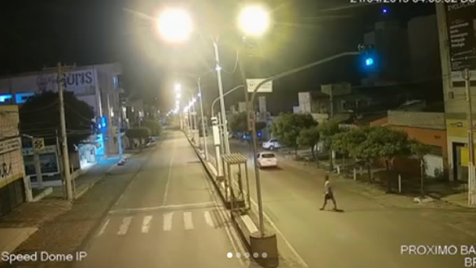  Pau dos Ferros tem enfrentado uma onda de vandalismo que fez com que a prefeitura começasse uma verdadeira caça aos vândalos. E nesta semana, conseguiu flagrar um homem que começou a destruir, de forma deliberada, durante a madrugada, as plantas ornamentais dos canteiros da Avenida Independência