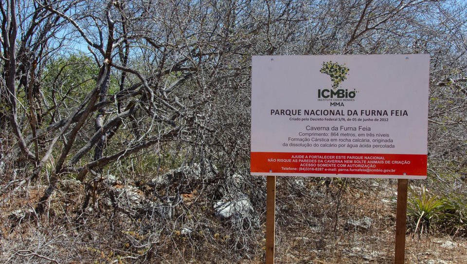   O Parque Nacional da Furna Feia está localizado entre os municípios de Mossoró e Baraúna e ocupa 8.494 hectares.
