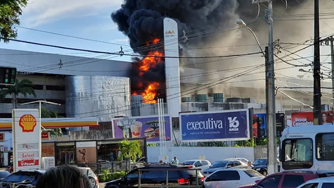   Um incêndio atinge o Midway Mall, no bairro Tirol, Zona Leste de Natal, na tarde desta segunda-feira (29). O caso foi confirmado pelo Corpo de Bombeiros, mas ainda não há informações sobre feridos