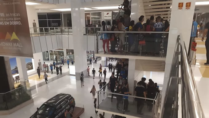   O Midway Mall, maior shopping da Grande Natal e localizado na Zona Leste da cidade, foi evacuado após o incêndio acontecido no local na tarde desta segunda-feira (29). Não houve feridos por conta do fogo