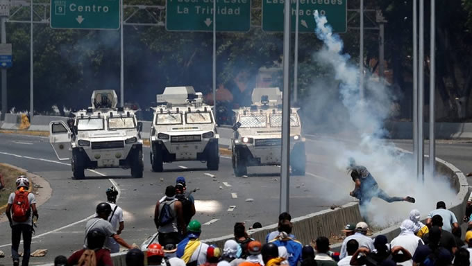   Enquanto blindados da Guarda Nacional Bolivariana reprimiam manifestantes diante da base militar de La Carlota, em Altamira, o ministro da Defesa da Venezuela, Vladimir Padrino López, anunciava pela TV uma tentativa de golpe de Estado "insignificante" 