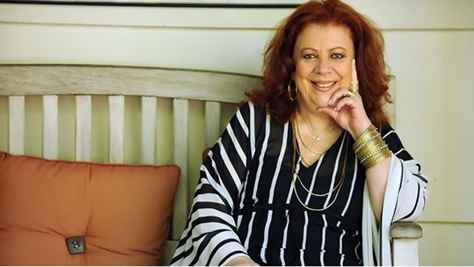   Morreu aos 72 anos, a sambista Beth Carvalho. Ela estava internada no Rio de Janeiro. Grande intérprete, Beth Carvalho ficou conhecida carinhosamente como a 'madrinha do samba', pelos talentos que descobriu e apadrinhou ao longo de sua carreira, como Zeca Pagodinho e o grupo Fundo de Quintal