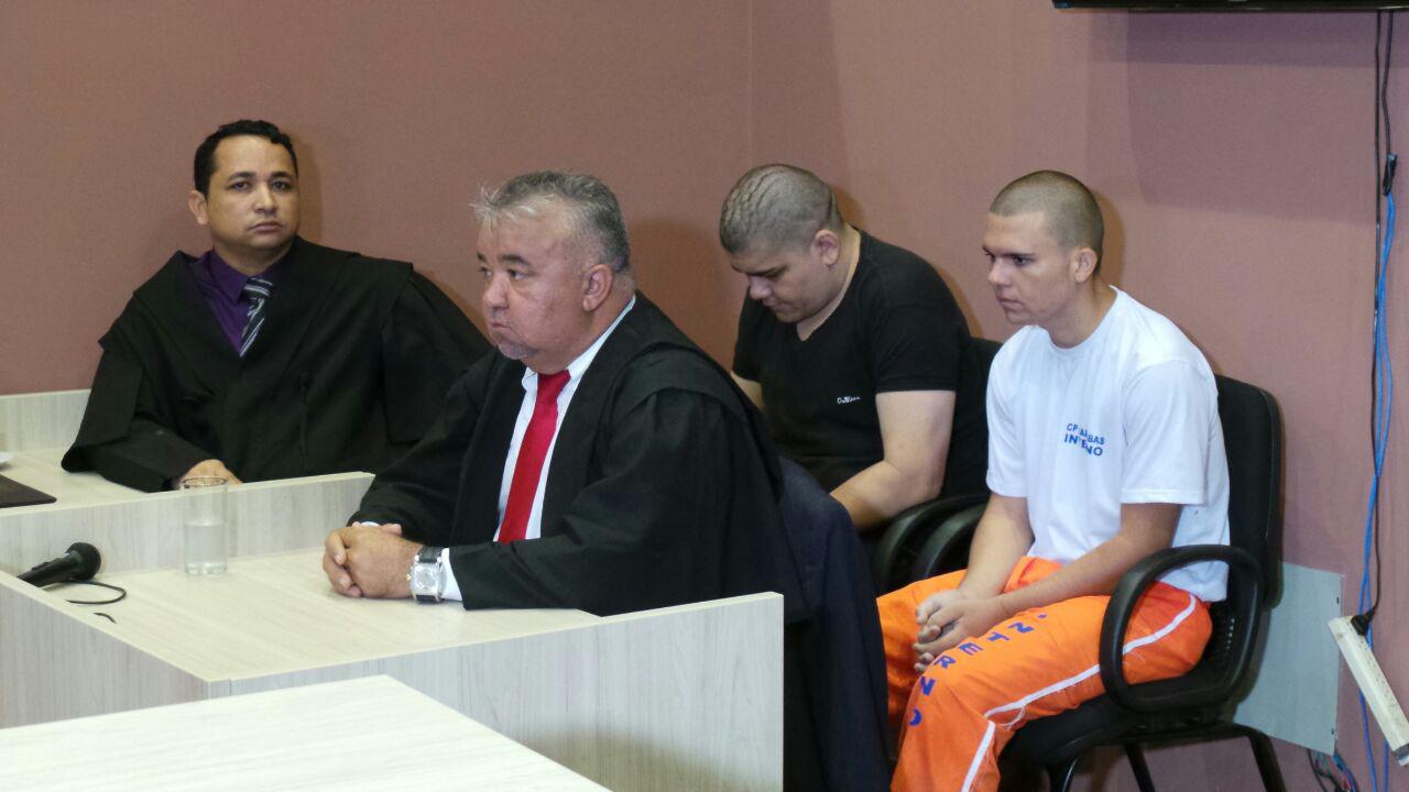   O MP deverá pedir a condenação dos dois réus por homicídio duplamente qualificado. O menor se recusou a falar.