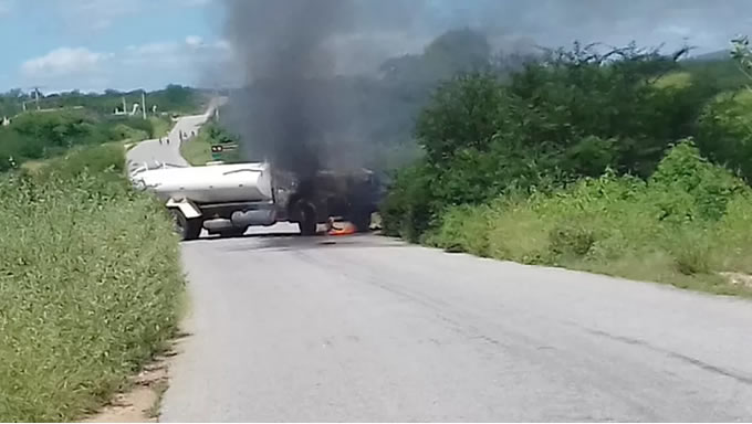Imagem 1 -  Assaltantes tentaram explodir um carro-forte no final da manhã desta quinta-feira (2) na RN-084, entre os municípios de Parelhas e Carnaúba dos Dantas, na região Seridó potiguar. Uma equipe da Polícia Militar chegou ao local e entrou em confronto com os criminosos, que fugiram em seguida