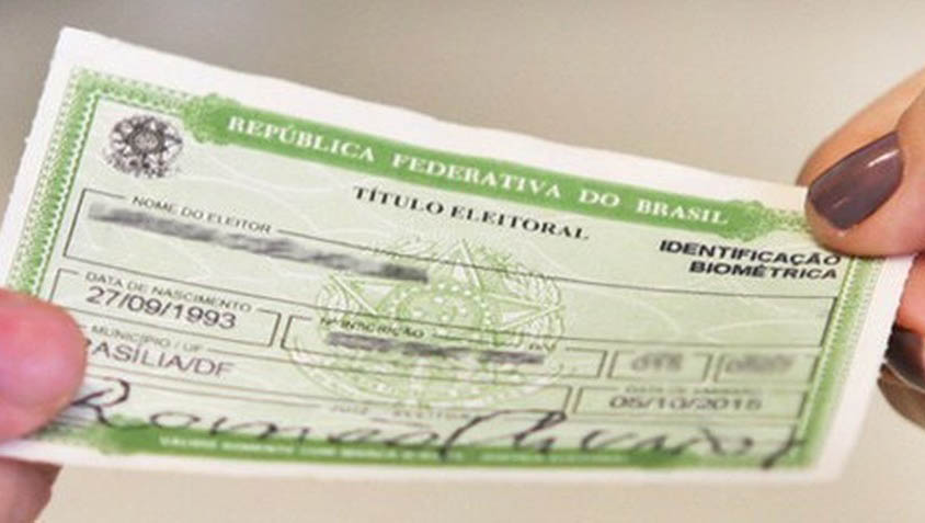   O eleitor deve procurar o TRE da sua cidade para quitar os seus débitos com a justiça eleitoral.