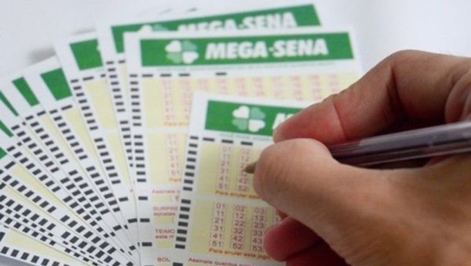   Filas se acumularam por lotéricas de municípios de todo o País no último sábado (4), mas ainda não foi dessa vez. Pelo 13.º sorteio seguido, nenhum apostador acertou os seis dígitos do prêmio principal da Mega-Sena