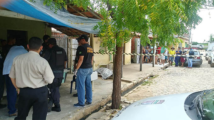 Imagem 1 -  Vítima tombou morta quase em frente a casa do irmão, que fica ao lado do local que ele conversava com um amigo quando foi abordado no início da tarde desta segunda-feira, 6, e executado a tiros
