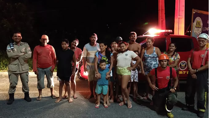   O Corpo de Bombeiros do Rio Grande do Norte resgatou três famílias que se perderam em uma área conhecida como Alto da Pedra, próxima à BR-101, em Areia Branca