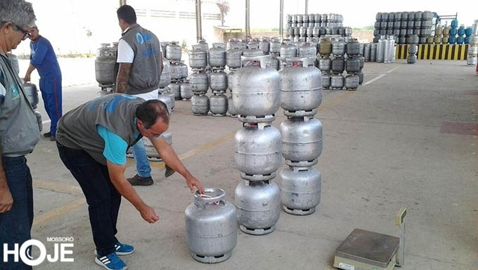   Botijões de gás de 13 quilos deve passar a custar até R$ 75 reais com o novo aumento anunciado pela Petrobras