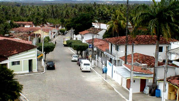   A população atua ajudando as forças policiais a investigaresm crimes, por meio de denúncias anônimas.