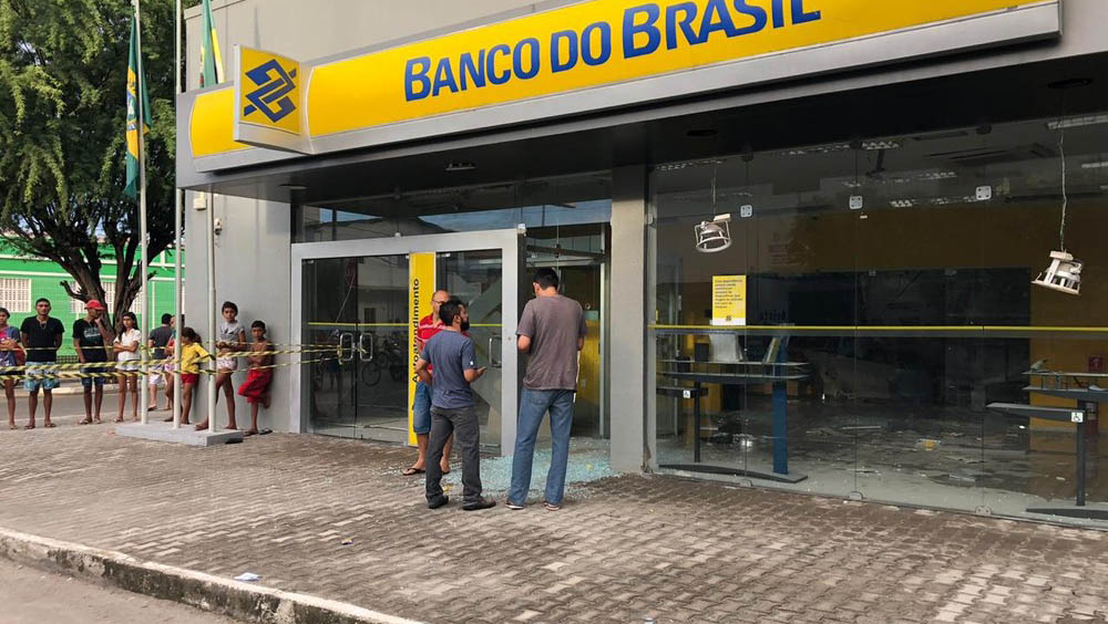   Apesar do susto, ninguém ficou ferido. A polícia não informou se os criminosos tiveram acesso ao dinheiro da agência.