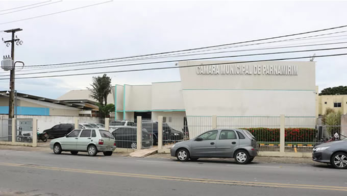   A Câmara Municipal de Parnamirim, na região metropolitana de Natal, lançou edital para um concurso público com 44 vagas em cargos de nível médio e superior. Os salários oferecidos variam de R$ 1,3 mil a R$ 2,5 mil