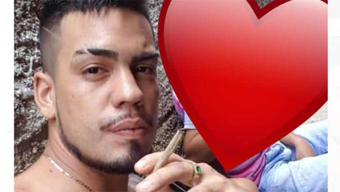   Allyson Tallys foi surpreendido por atiradores que se aproximaram num carro de cor escura; Ainda tentou correr, mas foi alcançado e morto