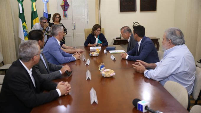 Imagem 1 -  Presidente da Petrorecôncavo, Marcelo Magalhães, em reunião com a prefeita Rosalba Ciarlini e a presidente da Câmara Izabel Montenegro