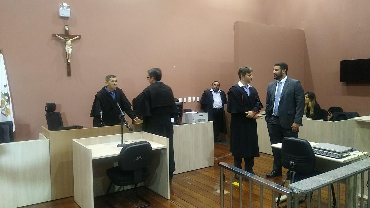   Julgamento começou às 9 horas no Fórum Municipal Desembargador Silveira Martins