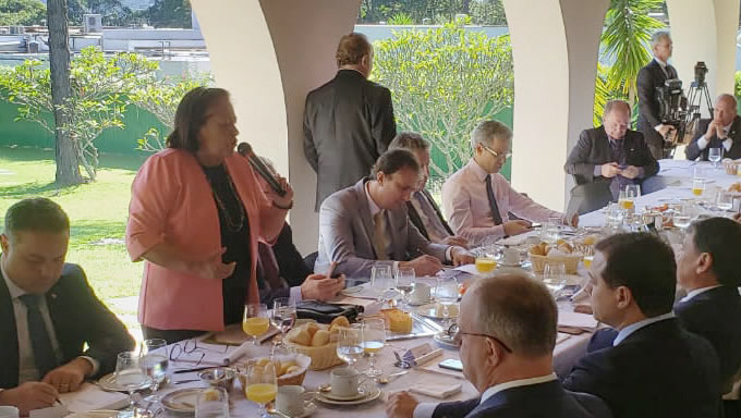   Na reunião do Fórum de Governadores dos estados brasileiros em Brasília, na manhã desta quarta-feira, 08, com o presidente da República Jair Bolsonaro, o presidente do Senado, Davi Alcolumbre, o presidente da Câmara dos Deputados, Rodrigo Maia e o ministro chefe da Casa Civil, Ônix Lorenzoni a governadora Fátima Bezerra entregou a proposta de emenda constitucional - PEC que cria o novo Fundeb