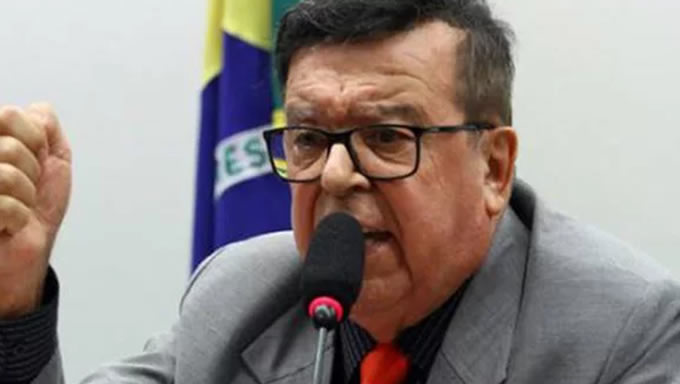   Caminhoneiros confirmaram que podem entrar em greve caso o governo não reveja a política de reajuste do diesel, nem melhore as condições de trabalho da categoria. O presidente da Associação Brasileira dos Caminhoneiros (Abcam), José da Fonseca Lopes, deu o alerta nesta quarta-feira (8)