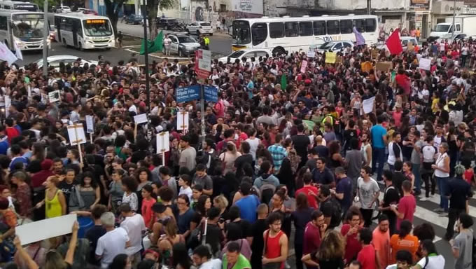   Alunos e servidores de diferentes campi do Instituto Federal de Educação, Ciência e Tecnologia do Rio Grande do Norte (IFRN) e da Universidade Federal do Rio Grande do Norte protestam nesta quarta-feira (8) contra os cortes orçamentários anunciados pelo Governo Federal