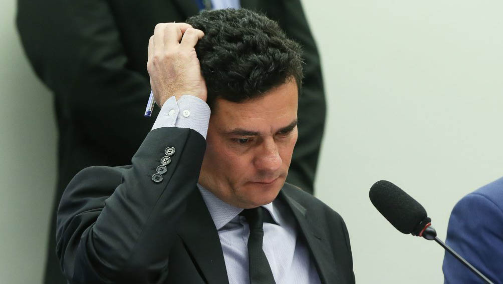   A transferência foi decidida por 14 votos a 11 pela comissão do Congresso