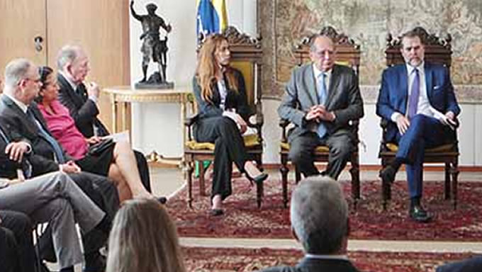   A governadora Fátima Bezerra e mais dez governadores e um vice de todo o Brasil se reuniram com o presidente do STF (Supremo Tribunal Federal), ministro Dias Toffoli, nesta quinta (9), para discutir temas de saúde que podem impactar as contas dos estados