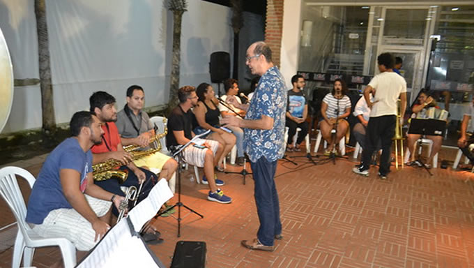   Os 15 músicos que vão fazer parte do espetáculo Chuva de Bala no País de Mossoró deste ano fizeram um ensaio aberto ontem no Memorial da Resistência