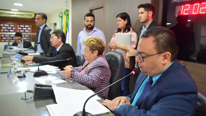   O plenário da Câmara Municipal de Mossoró realizou, na sessão desta quarta-feira (8), leitura do projeto da Lei de Diretrizes Orçamentárias (LDO) de 2020 (Projeto de Lei Executivo n° 1.209/19)