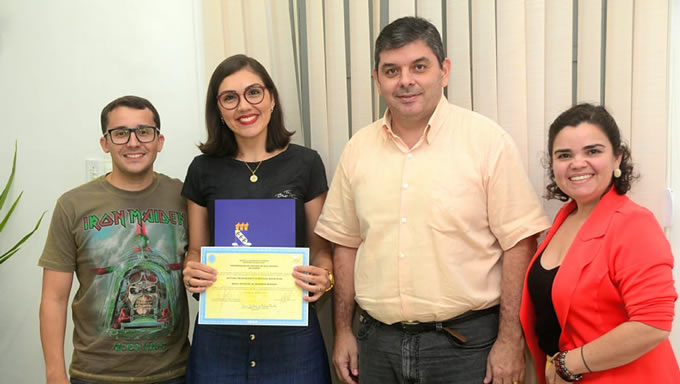   Maria Jocileide de Medeiros Marinho é mais uma doutora formada na Universidade do Estado do Rio Grande do Norte (UERN). Ela recebeu o diploma na tarde desta quarta-feira, 8, das mãos do reitor Pedro Fernandes