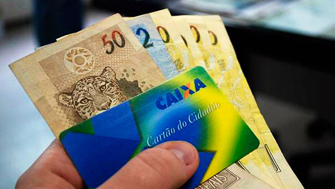   O trabalhador pode consultar no site, aplicativo ou em uma agência da Caixa Econômica Federal se tem dinheiro disponível para saque.