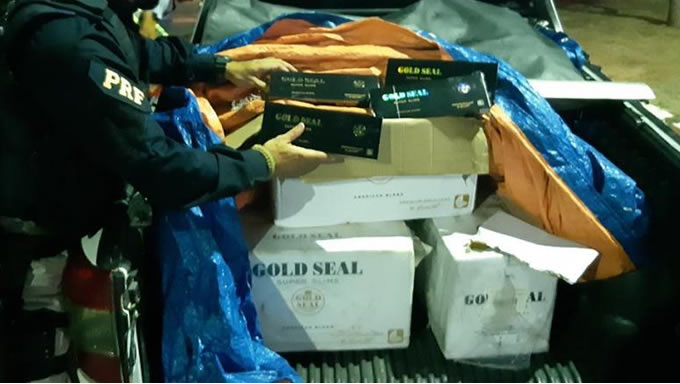   Durante fiscalização de rotina na noite desta quinta-feira (9), na BR 304, em Mossoró/RN, a Polícia Rodoviária Federal abordou o condutor de uma montana branca.    Durante vistoria na carroceria do veículo, foram encontrados 7500 maços de cigarros, acondicionados em 15 caixas.