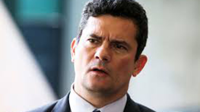   Segundo aponta o jornalista Maurício Lima na coluna Radar, da revista Veja, o ministro da Justiça, Sérgio Moro, encontra-se em uma encruzilhada e não tem pra onde ir. Ele não pode voltar a ser juiz e não existe a vaga esperada no Superior Tribunal Federal (STF)