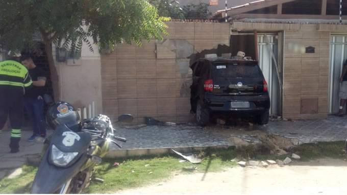  Um carro de modelo Fox invadiu uma casa na manhã desta sexta-feira (10), no cruzamento das ruas Felipe Santiago com Vila Matoso, próximo à Policlínica Regional em Russas, no interior do Ceará