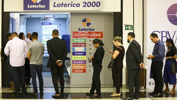    Em todos os país, a movimentação nas lotéricas têm sido intensa. As apostas podem ser feitas até as 19h (de Brasília) do dia do sorteio. A aposta mínima é custa R$ 3,50. 