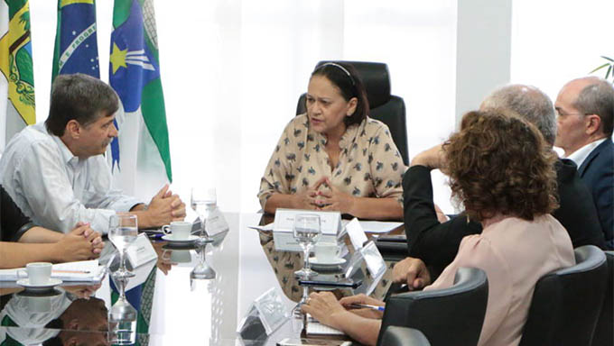   General Daniel Dantas conversando com a governadora Fátima Bezerra e a deputada estadual Isolda Dantas sobre a manutenção das rodoviais federais e as obras da Reta Tajabara