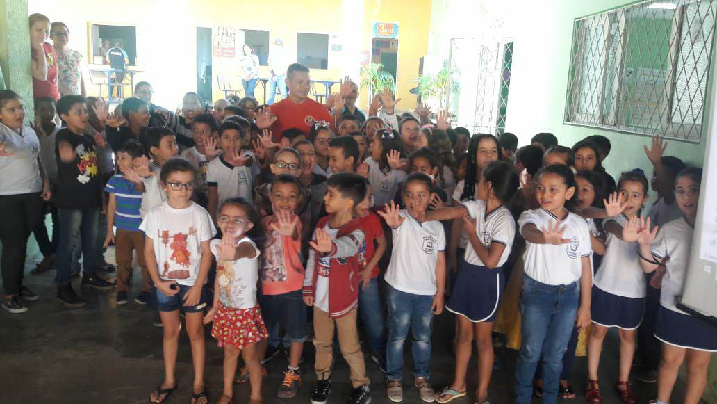   Em parceria com a Sociedade Brasileira de Salvamento Aquático, O Corpo de Bombeiros realiza o projeto Kim na Escola, com o objetivo de ensinar as crianças a se comportarem diante das águas e prevenir afogamentos.