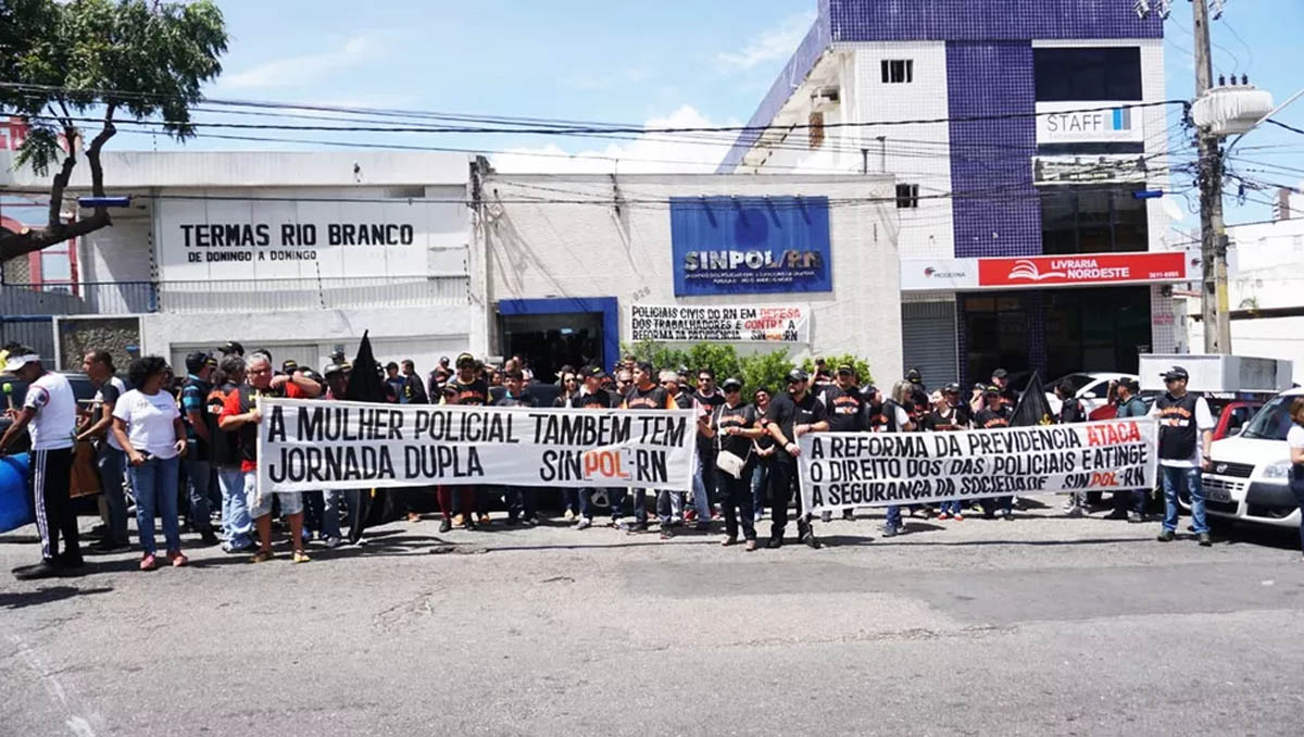   Policiais civis interrompem serviços e fecham delegacias no RN. Segundo o Sinpol/RN o protesto é para garantir direitos que podem ser retirados caso a reforma aconteça.