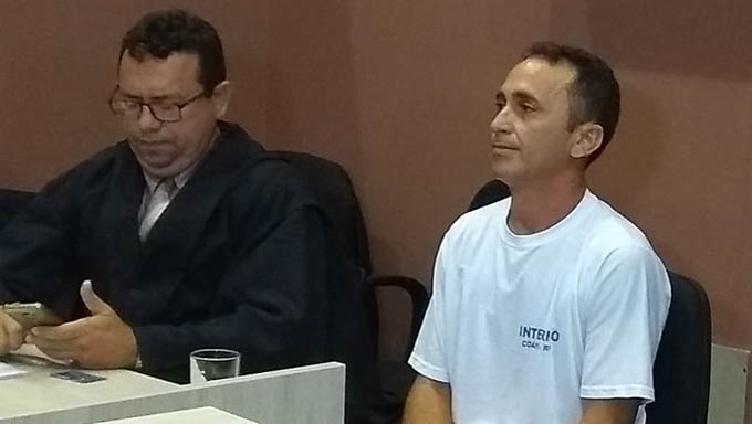  Oliveira Carlos chegou sorridente ao Forum Municipal Desembargador Silveira Martins para ser julgado por ter matado a ex Cristiane Bezerra a tiros no ano de 2015